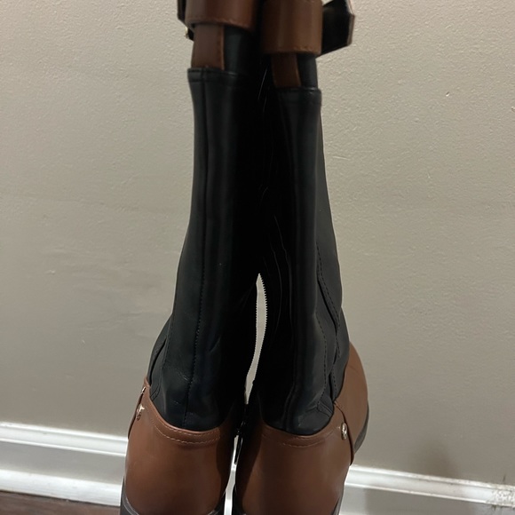 Tommy Hilfiger boot in kids. Boots have been worn but in good condition. - Picture 4 of 5